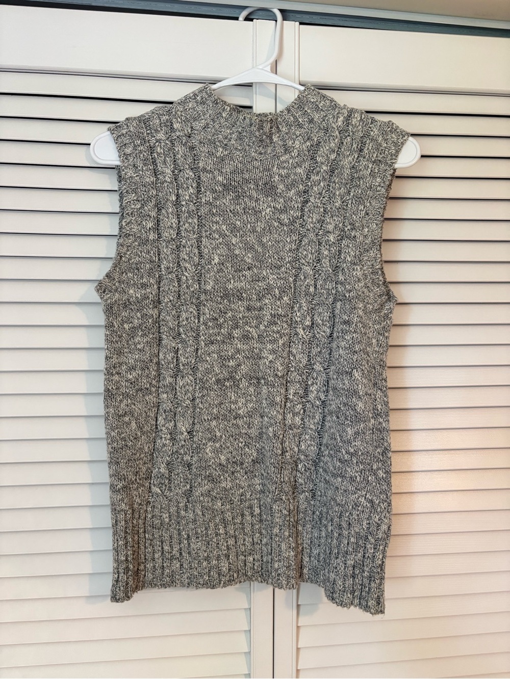 Vintage St John's Bay Sleeveless Cable Knit Sweater Vest Marled Gray Medium Grey